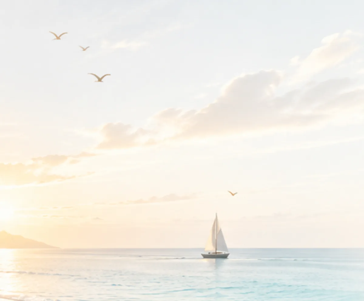 Voilier sur une mer turquoise au coucher du soleil